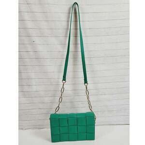 LIKE DREAMS LATTICE SHOULDER PURSE W GOLD CHAIN DETAIL IN KELLY GREEN